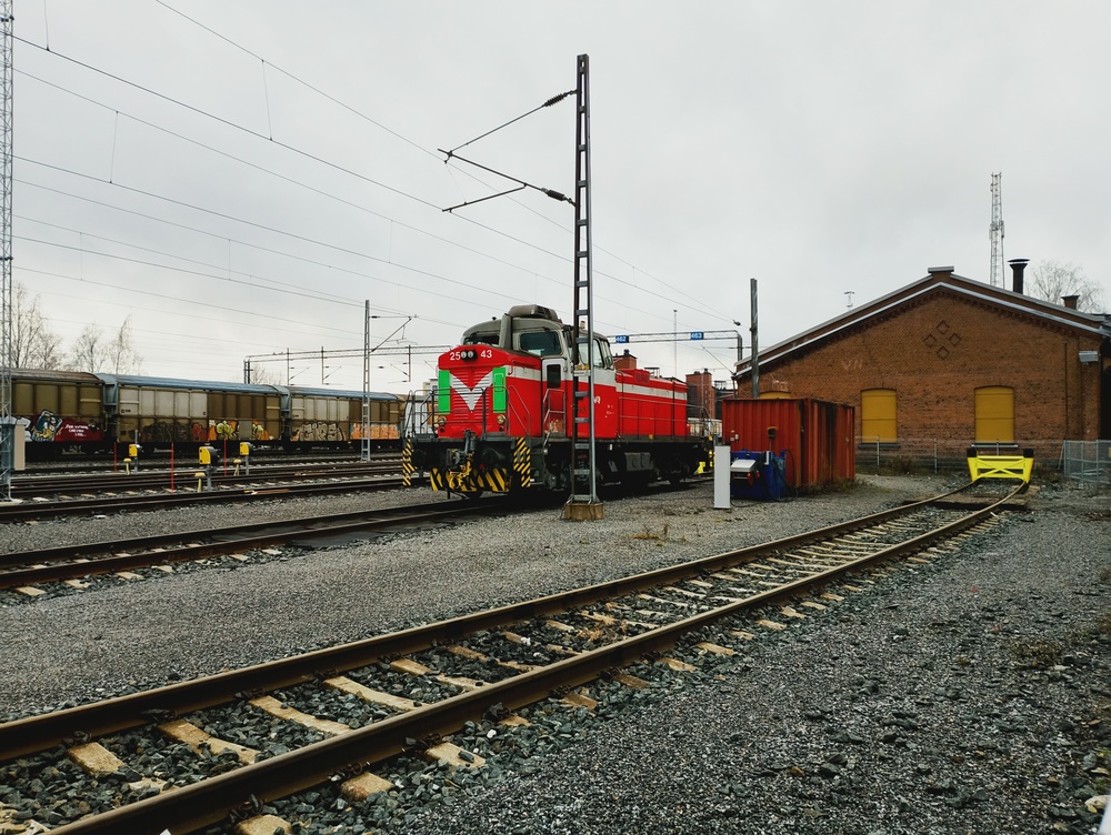 Kuopion päivystäjä 3.12.2025
Dv12 2543 odottelee töitä Kuopion varikolla. Kuopion päivystäjän leipätyönä on Sorsasalon kartonkitehtaan vaunujen vaihto ja etelän iltatavaran kokoaminen ratapihalla ja kun Kelloniemeen on liikennettä, häärii päivystäjä pönttövaunujenkin parissa. Työkaluna toimii toistaiseksi Dv12, saa nähdä, että milloin Dr19 hipsuttelee tilalle. Veturi viettää viikon Kuopiossa ja vaihdetaan Pieksämäeltä käsin.
Avainsanat: op_VR;jt_Vaihtotyö;jyv_Dv12;jyv_Gbln-t;päivystäjä_Kuopio;infra_veturitalli