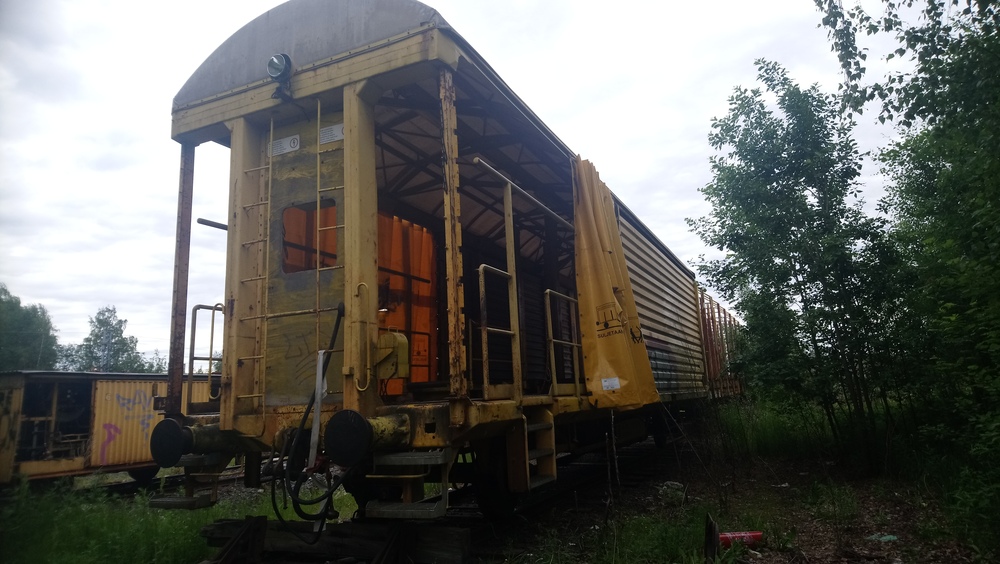 Routalevyjen jakeluvaunuston häntäpää 20.6.2019
Seinäjoen ratapihan pusikoissa voi varomaton kulkija törmätä kaikenlaiseen, jopa routaeristelevyjen jakeluvaunustoon.
Avainsanat: jyv_Etv