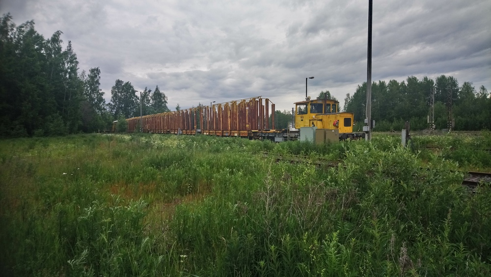 Routaeristelevyjen jakeluvaunusto Seinäjoella 20.6.2019
Routaeristelevyjen kuljetukseen ja jakeluun käytetty runko yhdessä sen kanssa pitkään palvelleen Tka6 165:n kanssa. Routaeristelevyt kuitenkin taitaa olla jaeltu, tämä runko ei nimittäin ole ilmeisesti tämän jälkeen enää liikuskellut, ettei vain seisoisi Seinäjoki tavarassa yhä tänäkin päivänä, vähän huonommassa kunnossa vain.
Avainsanat: jyv_Tka6;jyv_Etv