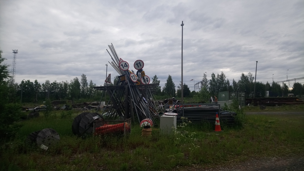 Merkki poikineen
Jaahas, nyt tarkasti, nopeusrajoitus tästä eteenpäin on 10 km/h, 140 km/h, 120 km/h, 110 km/h... ja sitten vielä kerran 140 km/h.
