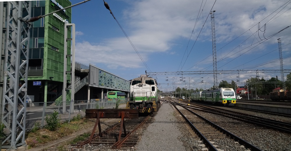 Dieselkalustoa Jyväskylässä 10.8.2018
Dv12 2630 seisoskeli leppoisan oloisena Jyväskylän asemalla. Vähän taaemmanpana näkyvä kiskobussipariskunta lähti myöhemmin Seinäjoelle.
Avainsanat: op_VR;jyv_Dv12;jyv_Dm12