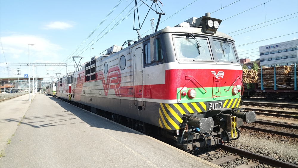 Sr1-vetureita Jyväskylässä 10.8.2018
Jyväskylän aseman kolmosraidetta on pitkälti käytetty Sr1-vetureiden seisontaraiteena. Vetureina 3107, 3102, 3020 ja 3022. 3107 ja 3102 saapuivat junassa 3415 Tampereelta, 3022 taas sai viedä samaisen junan perille Äänekoskelle.
Avainsanat: op_VR;jyv_Sr1;jyv_Sp