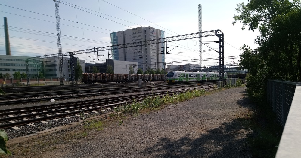 Jyväskylän asemaa pohjoisesta
Kiskobussipari valmistautuu siirtymään huoltoraiteilta aseman eteen odottamaan lähtöä Seinäjokea kohti. Ratapihalla rutkasti raakapuuta.
Avainsanat: op_VR;jt_Vaihtotyö;jyv_Dm12;jyv_Sp;jyv_Sps