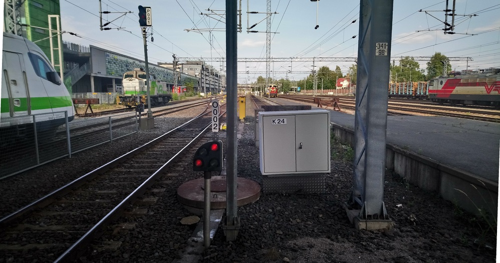 Jyväskylän ilta 10.8.2018
Jyväskylässä päivä alkaa vaipua iltaan. Kolme deeveriä seisoskelee, kun Pendolino ja Sr1-vetoinen raakapuujuna valmistautuvat lähtöön.
Avainsanat: op_VR;jt_Matkustajajuna;jt_Pendolino;jt_Tavarajuna;jt_Raakapuujuna;jyv_Sr1;jyv_Sm3;jyv_Dv12