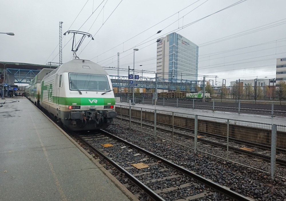 IC ja päivystäjä Jyväskylässä 23.10.2020
InterCity Helsingistä Pieksämäelle suorittaa välipysähdystään Jyväskylän asemalla. Jyväskylän päivystäjä on palannut Vaajakoskelta noudettuaan sieltä letkan raakapuuvaunuja ja hetkeä kuvan oton jälkeen Dv12 ajoi irti vaunuista ja suuntasi omille teilleen.
Avainsanat: op_VR;jt_Matkustajajuna;jt_InterCIty;jt_Vaihtotyö;jyv_Sr2;jyv_Dv12;jyv_Ed;jyv_Sp;jyv_Sps;päivystäjä_Jyväskylä