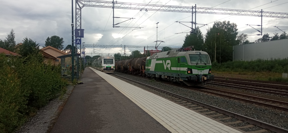 Nokian öljyjuna 7.7.2023
Sr3 3307 on Last Mile Diesel -ominaisuutensa (suom. viime metrin riisseli) avulla käynyt hakemassa tyhjät vaunut Nokian öljyvarastolta ja odottelee nyt lähtöaikaa kohti Tampereen ratapihaa lähijunan ollessa käännöllä viereisellä raiteella. Kumpainenkin kulkija on jo saanut virroittimensa takaisin ylös.
Nokian asema ja ratapiha on sittemmin täysin uusittu ja laituriraiteita on nykyään yksi kolmen sijaan. Nokian öljyjunien aikataulut ovat myös muuttuneet salaisiksi, joten bongaaminen on hivenen vaikeutunut.
Avainsanat: op_VR;jt_Matkustajajuna;jt_Lähijuna;jt_Tavarajuna;jt_Lähiverkkojuna;jyv_Sr3;jyv_Sm4;jyv_Soek;juna_Nokialainen