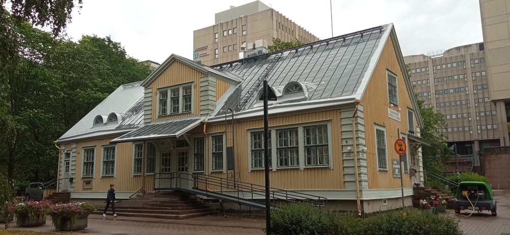 Pasilan vanha asemarakennus 3.7.2023
Pasilan vanha puinen asemarakennus, jonka jäätyä pieneksi Pasilaan rakennettiin 1980-luvulla sen ensimmäinen asemasiltaa, joka sekin on jo nyt jäänyt historiaan. Uuden aseman auetessa vuonna 1990 Pasilan aseman ruotsinkielinen nimi muuttui Länsi-Pasilan mukaiseksi Böleksi, kun taas tämä asema palveli uransa loppuun asti Itä-Pasilan vanhan nimen mukaisena Fredriksberginä. Nykyään asema palvelee Rauhanasemana, eli Fredsstationina, enkä nyt puhu siitä Imatran eteläpuolisesta, vaan Rauhanliiton omistamasta tapahtumatilasta ja kahvilasta.
Avainsanat: infra_asemarakennus;rautatiearkeologia