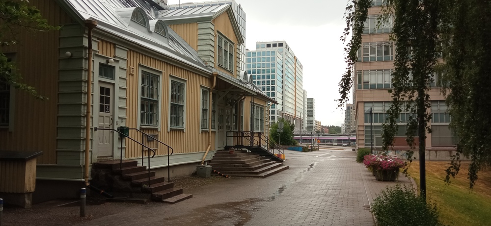 Pasilan vanha asemarakennus 3.7.2023
Näkymä Pasilan vanhan asemarakennuksen luota kohti nykyistä, vuonna 2019 valmistunutta asemasiltaa. HSL:n FLIRT suorittaa välipysähdystä raiteella yksi.
Avainsanat: op_VR;jt_Matkustajajuna;jt_Lähijuna;infra_asemarakennus;rautatiearkeologia;jyv_Sm5