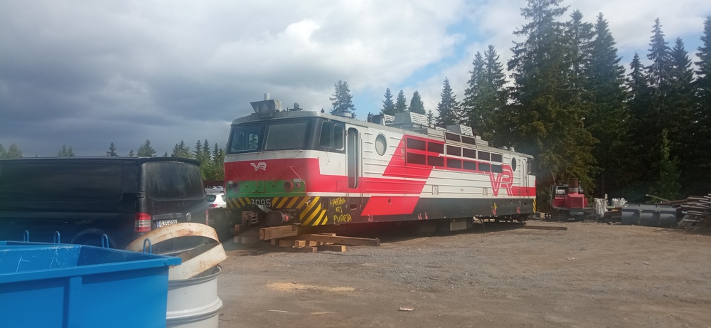 Sr1 3095 romuttamolla 9.6.2023
Sr1 3095 Mikkelin Romun pihassa. Romuttamon pitäjät olivat mukavaa porukkaa ja tulivat juttelemaan ja veturiakan pääsi kuvaamaan sisältä. Olivat pohtineet sellaistakin, että veturista voisi saada hyvän taukotilan romuttamolle.
Avainsanat: jyv_Sr1;rautatiearkeologia;romuttamo