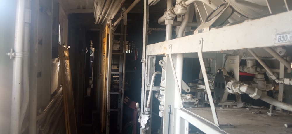 Sr1 3095 tyhjä konehuone 9.6.2023
Sr1 3095 on saapunut tiensä... ratansa? päähän Mikkelin Romun pihaan. Konehuone oli tyhjän oloinen ja sisällä liikkuessaan sai varoja jalkojaan, sillä lattiasta puuttui paloja.
Avainsanat: jyv_Sr1;rautatiearkeologia;romuttamo