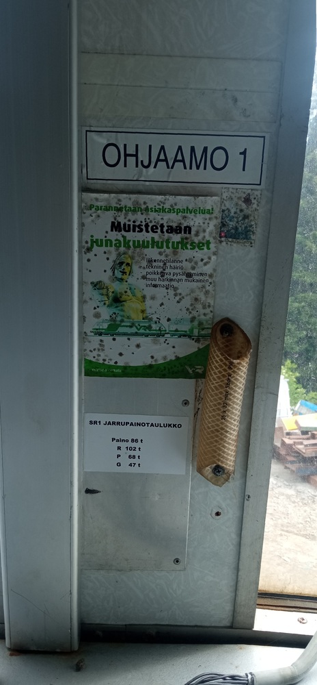 Muistetaan junakuulutukset!
Visuaalisen ilmeen perusteella jostain 2010-luvun puolesta välistä peräisin oleva muistutus kuljettajille kuuluttaa poikkeustilanteista Sr1 3095:n ohjaamossa.
Avainsanat: jyv_Sr1;rautatiearkeologia;romuttamo;ohjaamo