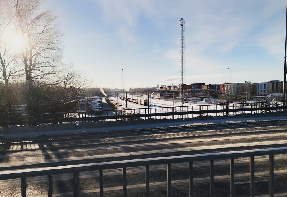 Aamu sarastaa Hämeenlinnan ratapihalla 25.2.2026
Aaamu valkenee talvisessa Hämeenlinnassa. Päivystäjänä toimiva Dr19 päästää savupilven ilmoille aloittaessaan työt pakkasilmassa.
Avainsanat: op_VR;jt_Vaihtotyö;päivystäjä_Hämeenlinna