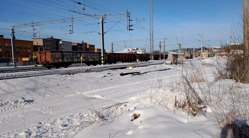 Hämeenlinnan päivystäjä 25.2.2026 #2
Saatuaan raakapuuvaunujen vaihtotyöt suoritettua, päivystäjä ottaa haltuunsa ratapihalla seisoneita teräs- ja romumetallivaunuja ja lähtee työntämällä kohti terästehdasta. Kouvolaan lähtevä raakapuujuna on saanut veturikseen Sr1:n Riihimäeltä saapuneesta tyhjävaunujunasta, jonka vaunut päivystäjä on tässä kohtaa jo ehtinyt saada kuormattaviksi.
Avainsanat: op_VR;jt_Tavarajuna;jt_Asiakasjuna;jt_Vaihtotyö;jyv_Sr1;jyv_Obrk;päivystäjä_Hämeenlinna