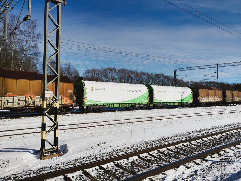 Teräsvaunuja Hämeenlinnassa
Yksinäinen Sggrrs harjakattoisetn Shimmn-vaunujen välissä.
Avainsanat: op_VR;jyv_Sggrrs;jyv_Shimmn
