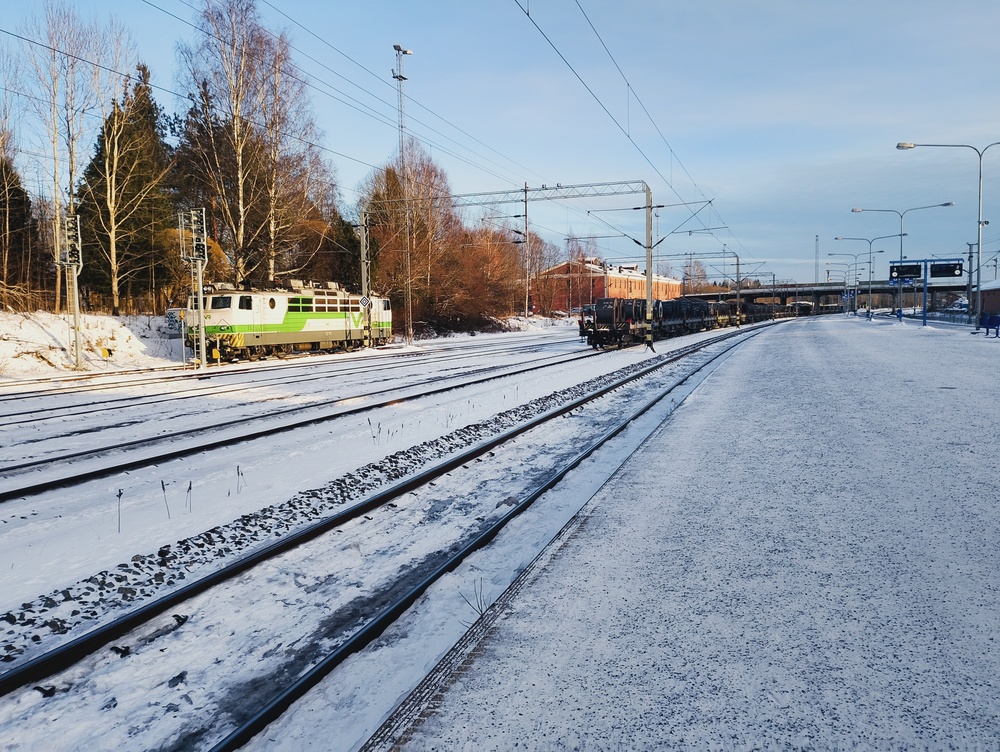 Susi sekä teräskelat ilta-auringossa 25.2.2026
Aurinko alkaa jo talviseen tapaansa laskea Hämeenlinnan aseman yllä. Sr1 nauttii ansaittua lepoaan raakapuunkuormausraiteen päässä tuotuaan tavarajunan Hangosta. Etualan teräkelavaunut sensijaan saapuivat Raahesta Sr3-parin vetämänä, mutta niiden vetäjät ehtivät jo karata sekatavaran mukana Tampereelle.
Avainsanat: op_VR;jyv_Sr1;jyv_Shmmns-tw