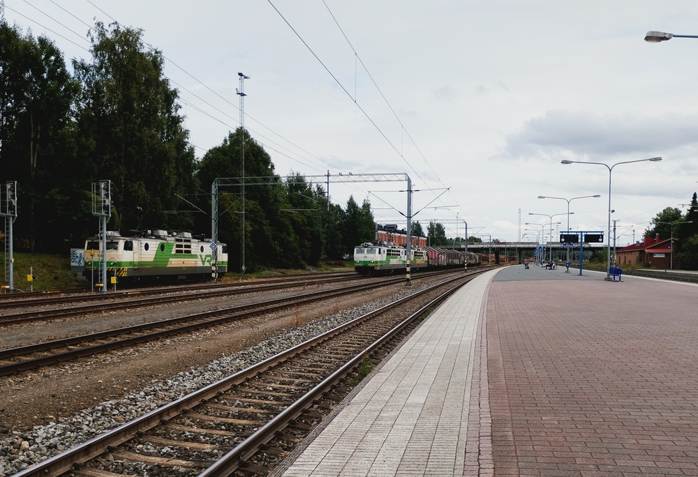 Sr1-vetureita Hämeenlinnassa 5.8.2026
Oletettavasti Hangon junassa saapunut Sr1 lepäilee seiskaraiteella, kun kaksi lajitoveriansa valmistautuu lähtemään keskiviikkoisen Hämeenlinna-Tampere -tavaransa kanssa kohti pohjoista.
Avainsanat: op_VR;jt_Tavarajuna;jt_Runkojuna;jyv_Sr1;jyv_Shimmn