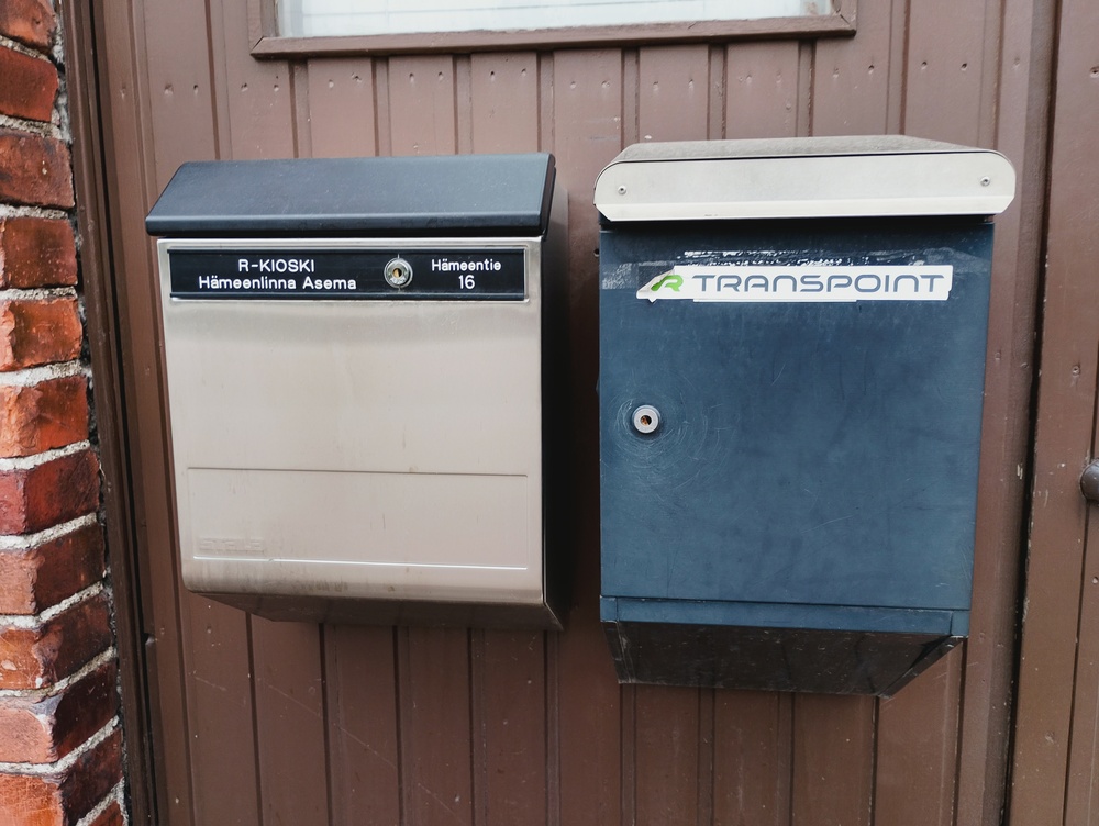 Postin tuo, postin tuo...
...postin Hämeenlinnan aseman luo.

Postia vastaanottavat R-kioski ja R-Trans... anteeksi, VR Transpoint, vai mikä VR Logistiikka sekin nykyään lieneekään.
