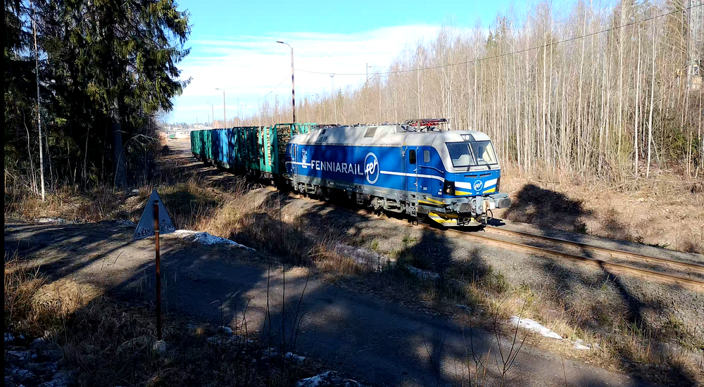Viime metrin riisseli Raasulissa 21.3.2026
TR 7169 Salosta Lauritsalaan on pysähtynyt ottamaan letkan pidikettä Riihimäeltä ja Sr3:n Last Mile Diesel -ominaisuus (suom. Viime Metrin Riissel) pääsee hyötykäyttöön, kun raakapuuvaunut päästään näin hakemaan terminaalilta kätevästi sähköveturilla.
Avainsanat: op_Fenniarail;jt_Tavarajuna;jt_Raakapuujuna;jt_Vaihtotyö;jyv_Sr3;jyv_Vop;LastMileDiesel