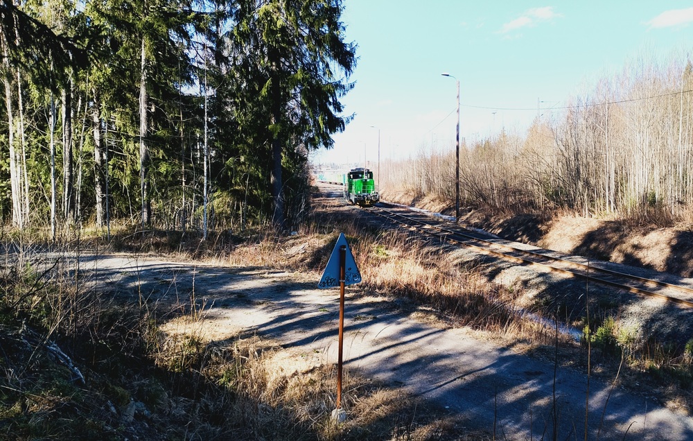 Metsikössä suhisee 27.3.2026
Muutenpa aika hiljaista onkin, kun ei tämä rautateittemme uusin diesel edeltäjänsä tavoin jyrise. Riksun, Rigen eli Viljanpuintirakennusmäen päivystäjä jaottelee tyhjiä raakapuuvaunuja Raasuliin kuormattavaksi.
Avainsanat: op_VR;jt_Vaihtotyö;jyv_Dr19;päivystäjä_Riihimäki