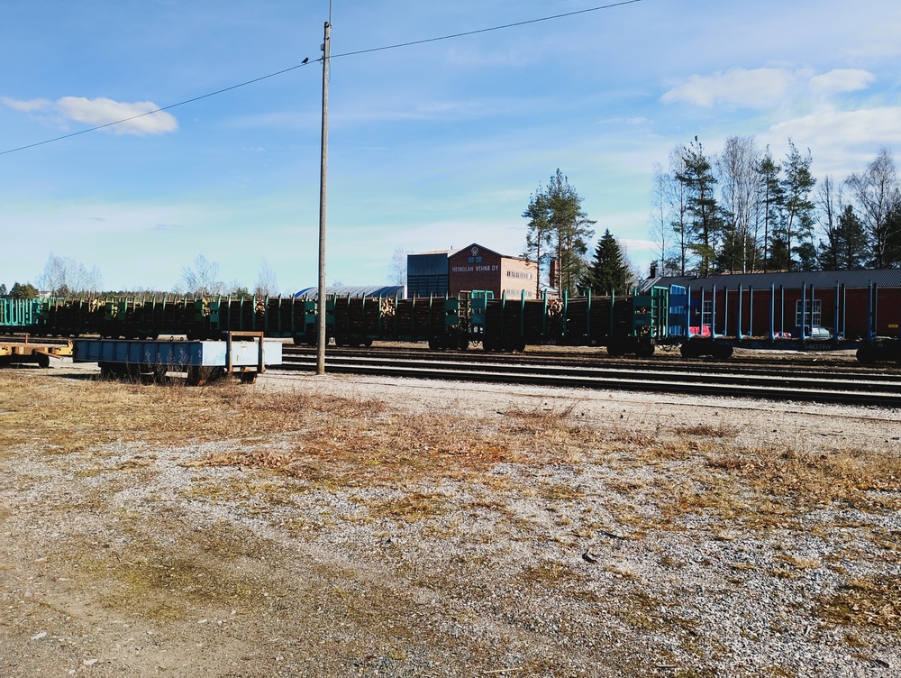 Raakapuuvaunuja ja Heinolan Vehnä
Heinolan Vehnä Oy:n siilo ei rautatiekuljetuksia aiheuta, mutta puuta kyllä kulkee.
Avainsanat: op_Fenniarail;jyv_Vop