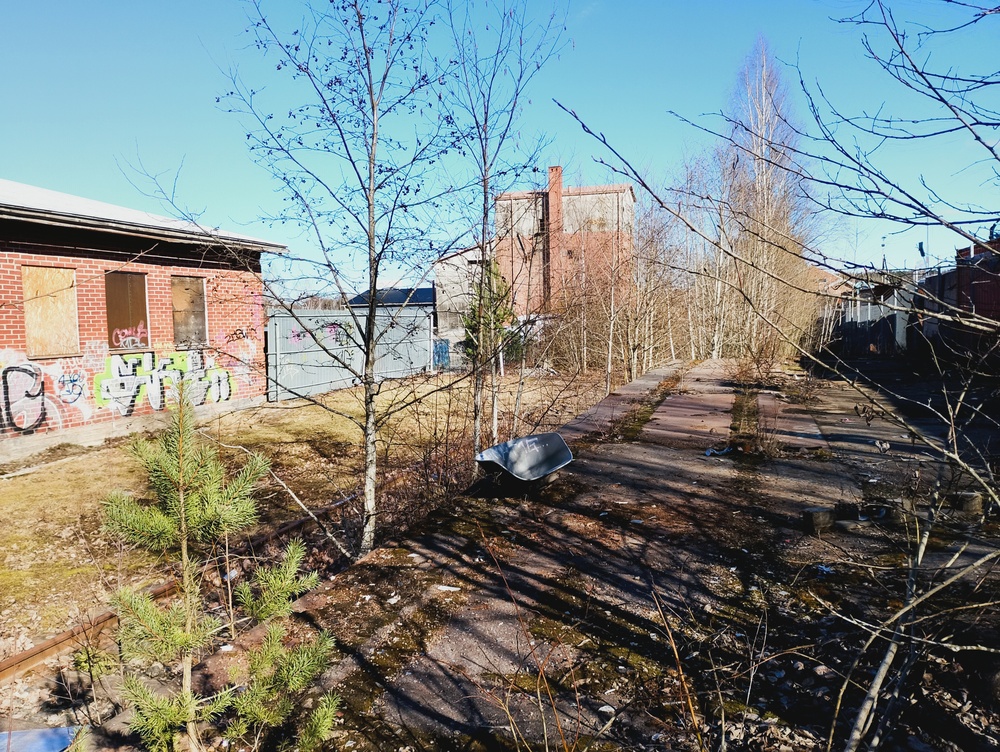 Vanha romumetallin kuormauspaikka Raasulissa 27.3.2026
Stenan toimipiste sijaitsee yhä oikealla. Stenan kuljetukset siirtyivät kumipyörille kaikkialla Suomessa vuonna 2012. Tänne liikenne oli ilmeisesti loppunut jo aiemmin.
Avainsanat: rautatiearkeologia
