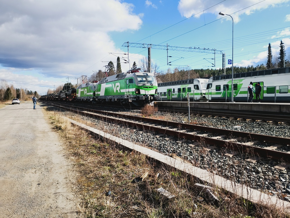 Sotilasjuna ja lähijuna Parolassa 26.4.2026
Sotilasjuna TA 4803 valmistautuu lähtöön Parolassa. Sr3-pari oli tuonut vaunut Mervestä hetkeä aiemmin dieselvedolla, mutta nyt virroittimet on jo nostettu ja matka jatkuu pian kohti Tamperetta, josta veturien vaihtamisen jälkeen edelleen Niinisaloon.
Taustalla arkisempi Sm4-pari suorittaa välipysähdystä R-junana.
Avainsanat: op_VR;jt_Tavarajuna;jt_Asiakasjuna;jt_Matkustajajuna;jt_Lähijuna;jyv_Sr3;jyv_Sm4;jyv_Rmmn;sotilasjuna