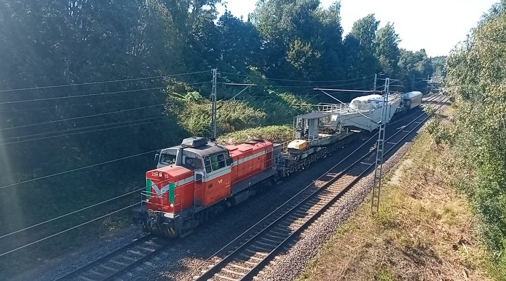 Osg Messukylässä 14.8.2022 #1
Muuntajakuljetus jatkaa matkaa Tampereelta kohti itää ja on juuri saapumassa entiselle Messukylän ratapihalle.
Avainsanat: op_VR;jt_Tavarajuna;jt_Asiakasjuna;jyv_Dv12;jyv_Osg;jyv_Emx