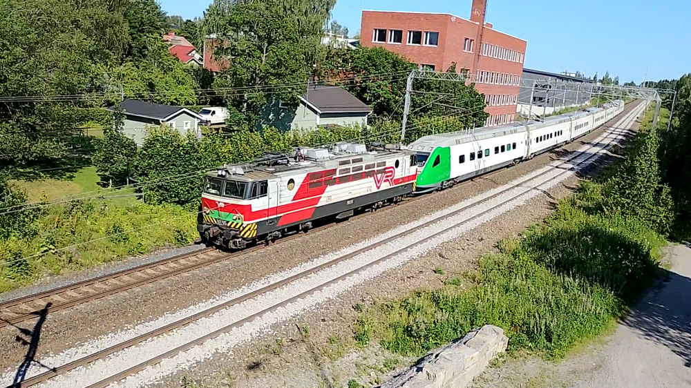 Sm6:n hinaus ohittaa Messukylän 16.7.2025
Sr1 hinaa entistä Allegroa, tulevaa Pendolino Plussaa Pieksämäeltä Helsinkiin. Kalustonsiirto ohittaa juuri Messukylän vanhaa asemaa.
Avainsanat: op_VR;jt_Virkatarvejuna_Matkustajaliikenne;jyv_Sr1;jyv_Sm6
