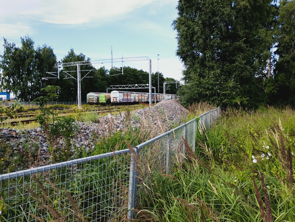 Hangon ratapihaa 22.7.2026
Hangon pöheiköissä piileskelevää ratapihaa ja sen vaunukirjoa. Hangon sataman kautta kulkee niin terästä, kuin puuteollisuuden tuotekuljetuksia.
Avainsanat: op_VR;jyv_Gbln;jyv_Sggrrs;jyv_Sim