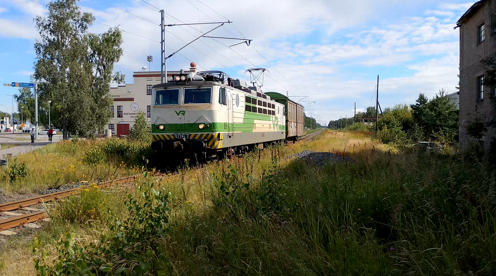 Tavarajuna saapumassa Hankoon 22.7.2026
Tampere-Hanko -tavara T 3044 saapumassa määräasemalleen. Hieman lyhyenläntä tälläkertaa, mutta lienee katkaissut häntänsä Kirkniemeen, jonne toivottavasti jäi enemmän vaunuja, kuin mitä päätyi Hankoon asti.
Avainsanat: op_VR;jt_Tavarajuna;jt_Runkojuna;jyv_Sr1;jyv_Gbls