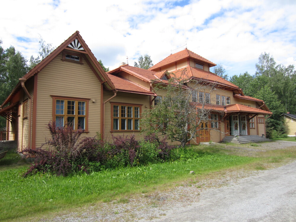 Luston asemarakennus 2012
Punkaharjun alkuperäinen asema, joka palveli vuodesta 1908 vuoteen 1989. Aseman lakkauttamisen yhteydessä Punkasalmen aseman nimi muuttui Punkaharjuksi.
Punkaharjun vanha asema avattiin uudestaan vuonna 1995 Luston seisakkeena, palvelemaan vastikään avattua metsämuseo Lustoa.
Avainsanat: infra_asemarakennus