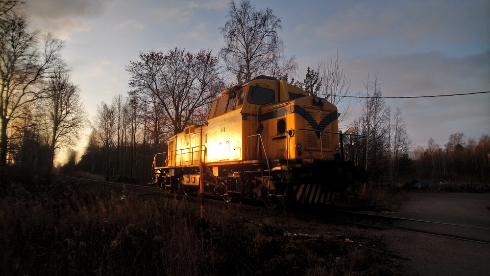 Dr45 Karhulan asemalla
Dr45 902 on saanut aamun työt päätökseen Sunilan tehtaalla ja on palannut Karhulan asemalle tauolle odottamaan aamupäivän työrupeamaa.
Avainsanat: op_KSR;op_Stora_Enso;jyv_Dr45;jym_Move90