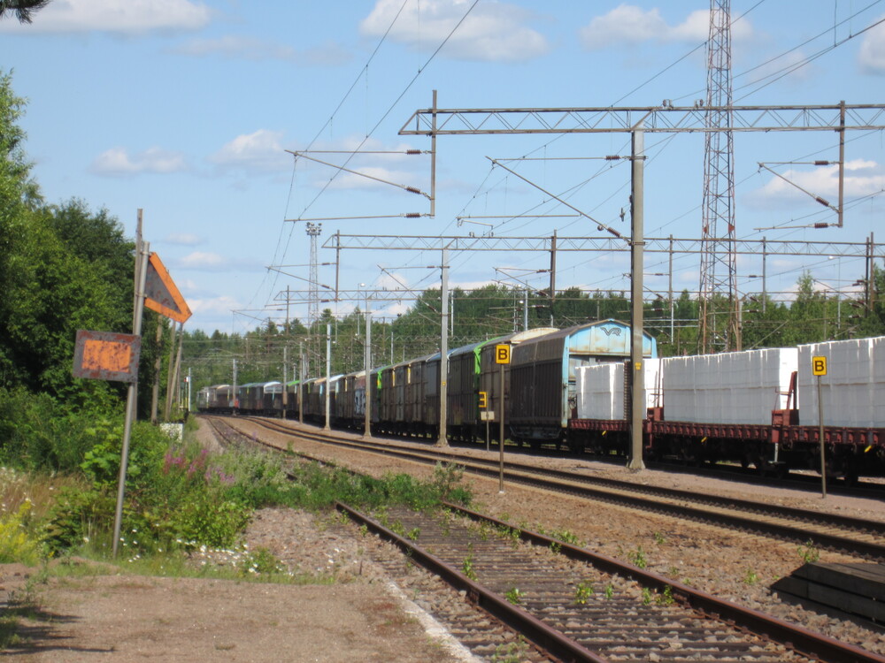 Tavarajuna Kymissä 15.7.2015 #2
Pohjoiseen suuntaava tavarajuna noukkii mukaan Karhulan-Sunilan Rautatien Move90:n aiemmin paikalle tuomia sellupaalivaunuja.
Avainsanat: op_VR;jt_Tavarajuna;jt_Runkojuna;jt_Vaihtotyö;jyv_Sr1;jyv_Sim;jyv_Gbln;jyv_Gbls;jyv_Kbp