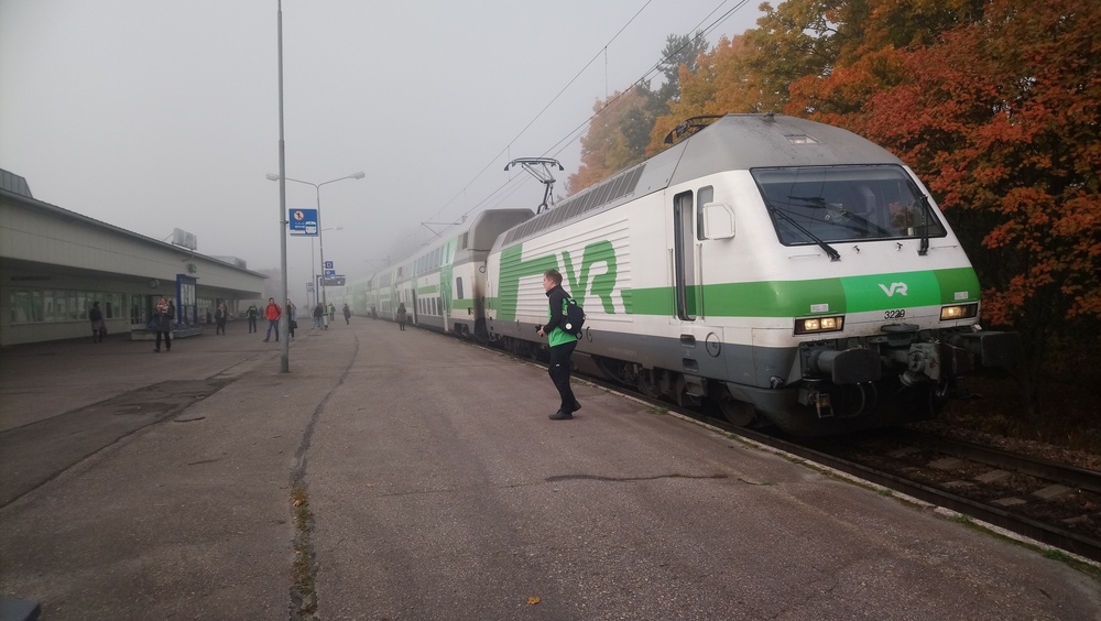 Miehistönvaihto 28.9.2019
Maamme pienimmän numeron omaava juna, InterCity 1 Helsingistä Joensuuhun suorittaa välipysähdystään sumuisella, sittemmin lähes täysin muuttuneella Imatran asemalla, jolla muutaman matkustajan lisäksi vaihtuu junan kuljettaja.
Avainsanat: op_VR;jt_Matkustajajuna;jt_InterCity;jyv_Sr2;jyv_Ed;infra_asemarakennus