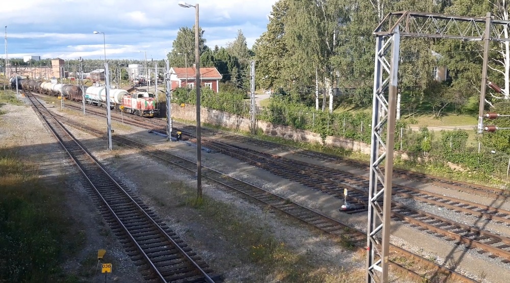 Joensuun päivystäjä 24.7.2019 #1
Päivystäjä on saanut Onttolan vaihtotyöt hoidettua ja palaa nyt Joensuun ratapihalle, mukanaan kaksi Venäjälle ja kahdeksan Kilpilahteen palautuvaa vaunua. Slöden pytyt kulkevat yhä, mutta nämä yksittäisinä vaunuina tai pieninä vaunuryhminä liikkuneet Vgobot katosivat Joensuusta 2022.
Avainsanat: op_VR;jt_vaihtotyö;päivystäjä_Joensuu;jyv_Dv12;jyv_Vgobo