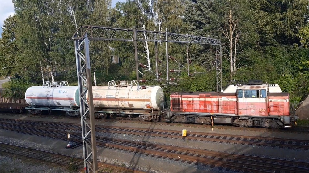 Joensuun päivystäjä 24.7.2019 #2
Dv12 2730 tuo tyhjiä tölkkejä Onttolasta Peltolaan. Näitä Vgoboja meni Onttolaan Venäjän liikenteen loppumiseen asti miltei joka arkipäivä.
Avainsanat: op_VR;jt_vaihtotyö;päivystäjä_Joensuu;jyv_Dv12;jyv_Vgobo;jyv_Hkba
