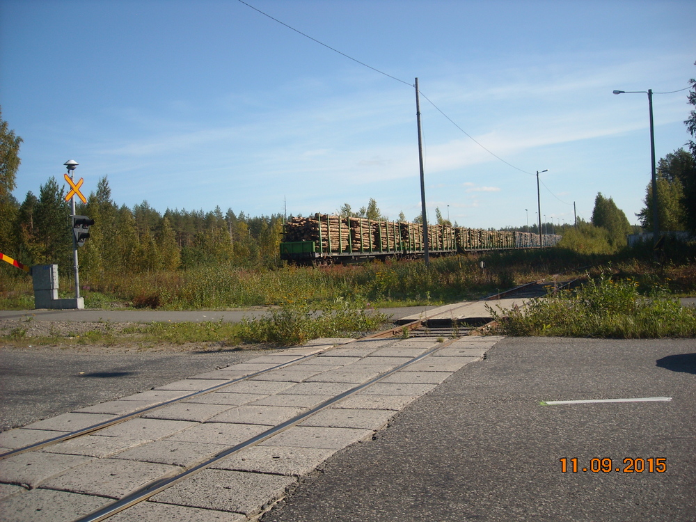 Ylämyllyn paluujuna Pilkossa 11.9.2015 #3
Sinne meni Ylämyllyläinen, kohti Joensuun ratapihoja ja myöhemmin sähkövedolla (oletettavasti) ja eri junanumerolla kohti suurta tuntematonta.
Avainsanat: op_VR;jt_Tavarajuna;jt_Raakapuujuna;juna_Ylämyllyläinen;jyv_Sp;jyv_Sps;infra_tasoristeys