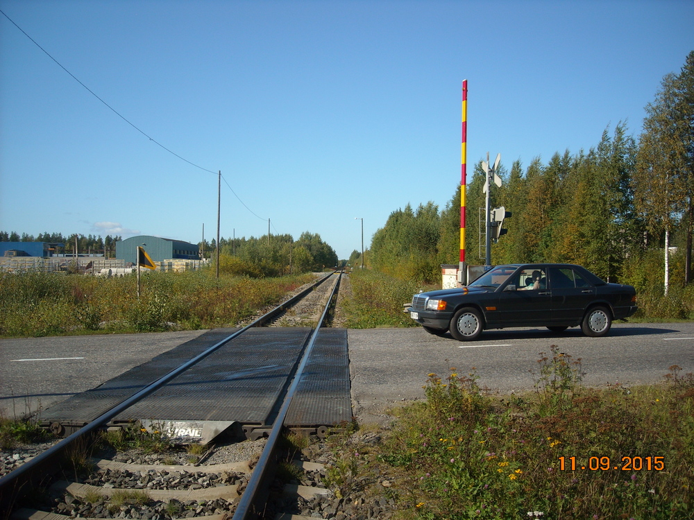 Pilkko 11.9.2015
Pieksämäki-Joensuu -rataa Joensuussa Pilkon teollisuusraiteiden luona. Kuvassa vasemmalla näkyvän Lakan betonin raideyhteys oli kuvanottohetkellä ylä olemassa, joskin vesakoitunut. Taaempana näkyy Raatekankaan terminaalille johtavan raiteen vaihde.
Avainsanat: infra_tasoristeys