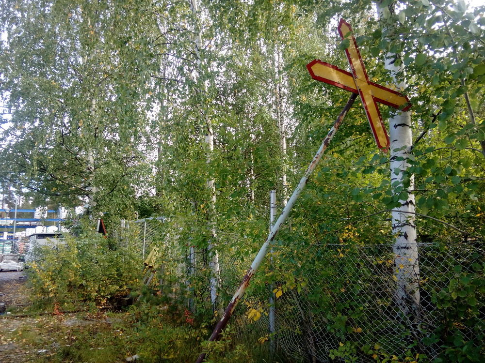 Keskon raiteen tasoristeys 16.9.2017
Keskon parkkipaikalta löytyvä tasoristeysmerkki näytti suorastaan hämmentävän uudelta siihen nähden, että raide noin niinkuin muutoin vaikutti olleen poissa käytöstä jo hyvän aikaa. Vasemmalle pääsi Keskon pihan lävitse Käpykankaan raiteelle, oikealle raide päättyy viereisen varaston pihaan.
Avainsanat: rautatiearkeologia;infra_tasoristeys