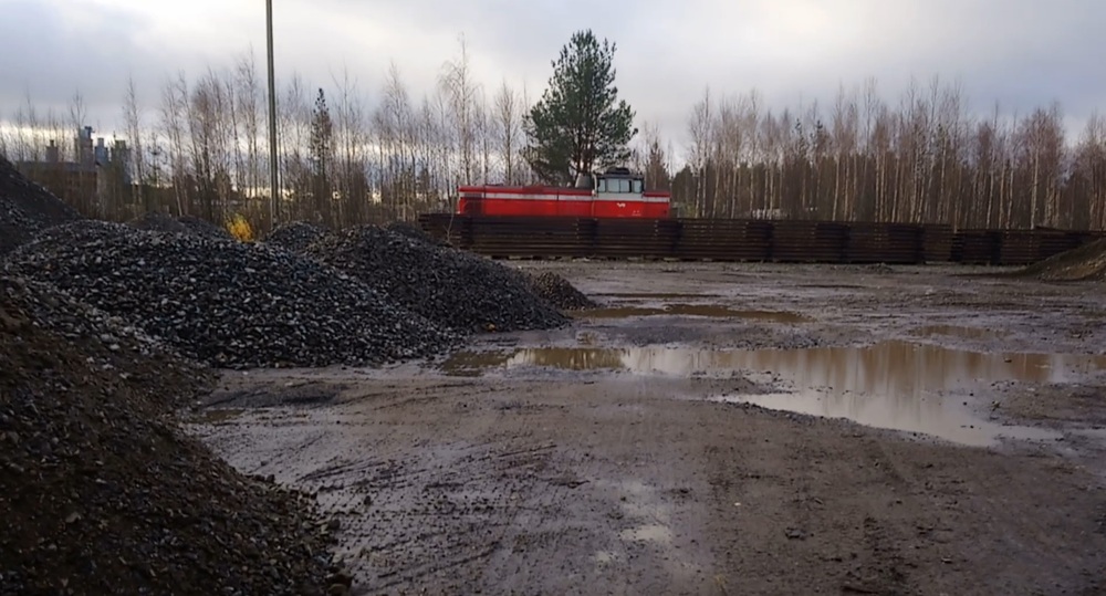 Päivystäjä Pilkossa 22.10.2018 #1
Ehdin paikalle juuri kun päivstäjä oli lähdössä paluumatkalle painettuaan letkan sementtivaunuja Cemexille.
Avainsanat: op_VR;jt_Vaihtotyö;jyv_Dv12;päivstäjä_Joensuu