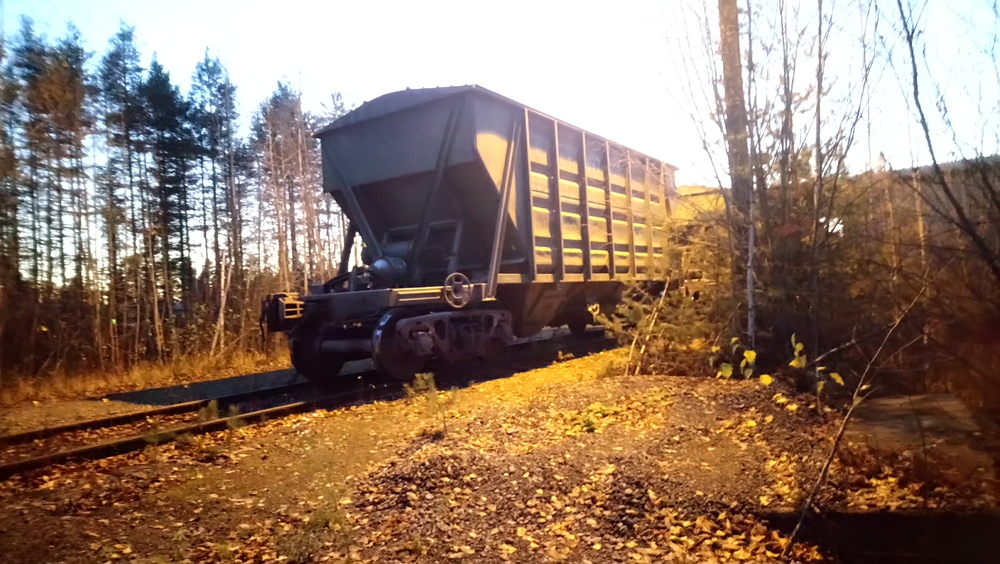 Sementtivaunuja Cemexillä 22.10.2018
 Päivystäjän aiemmin samana päivänä tuomia venäläisiä sementtivaunuja puretaan Cemexillä Joensuun Raatekankaalla. Tämä liikenne päättyi VR:n lopettaessa idänliikenteensä vuonna 2022.
Avainsanat: jyv_Vtad