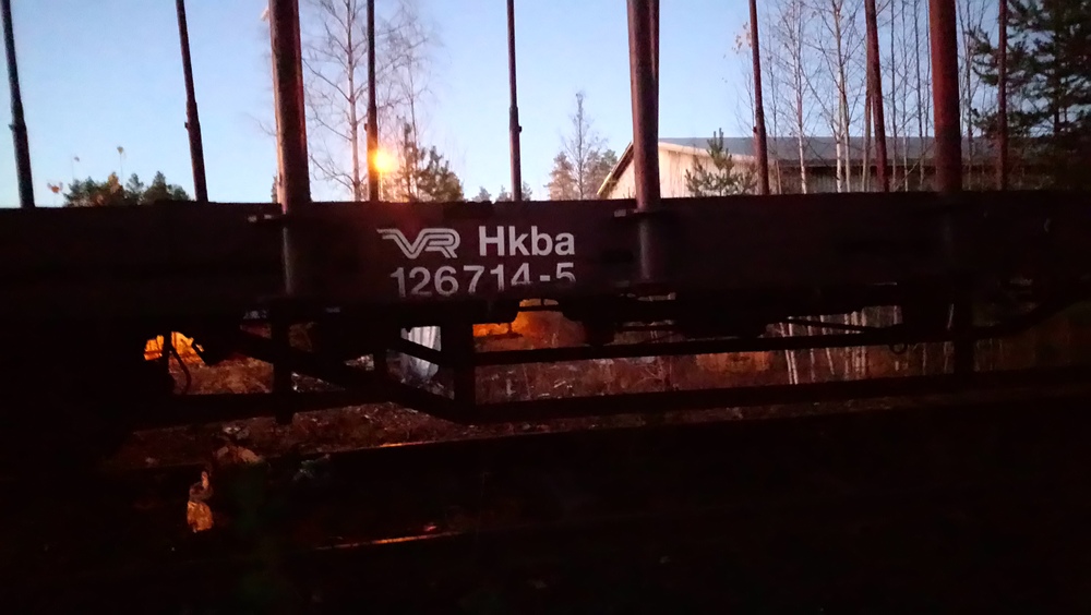 Hkba Raatekankaalla 22.10.2018
Cemexille tuotujen sementtivaunujen turvavaununa toiminut Hkba Joensuun Raatekankaalla.
Avainsanat: jyv_Hkba