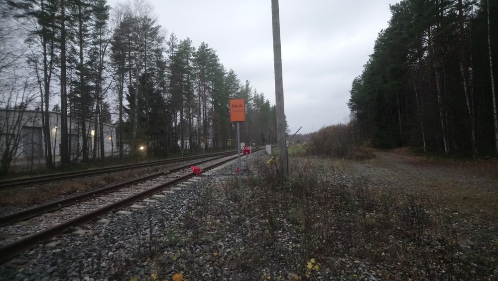 Raatekankaan läntinen vaihde 25.10.2019
Stena, Cemex sekä terminaali ovat selän takana, edessä Onttola ja jos tarpeeksi kauas mennään niin Pieksämäki. Vasemmalle pääraide jatkuu kohti Joensuun asemaa ja selän taakse erkaneva teollisuusraide liittyy siihen taas hieman idempänä.
