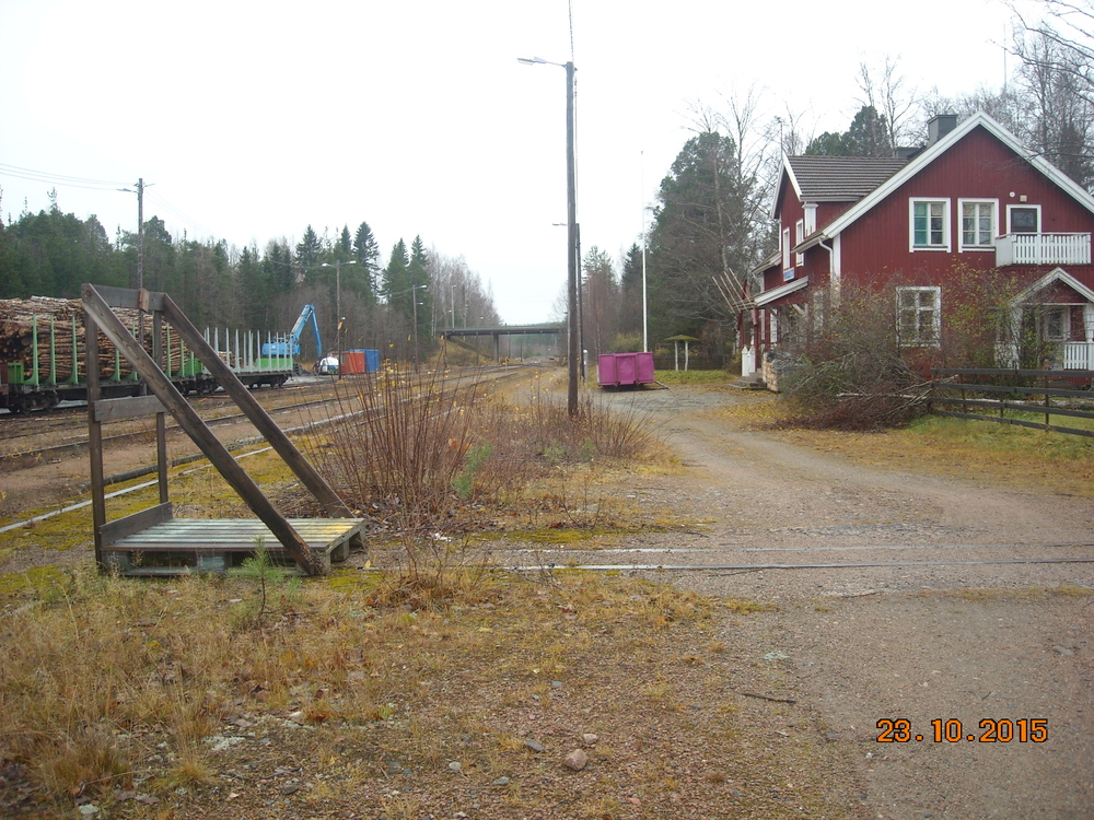 Vuokatin asema 23.10.2015
Vuokatin asemaa. Viimeinen matkustajajuna on pysähtynyt vuonna 1993. Tavaraliikenne vilkasta.
Avainsanat: infra_asemarakennus