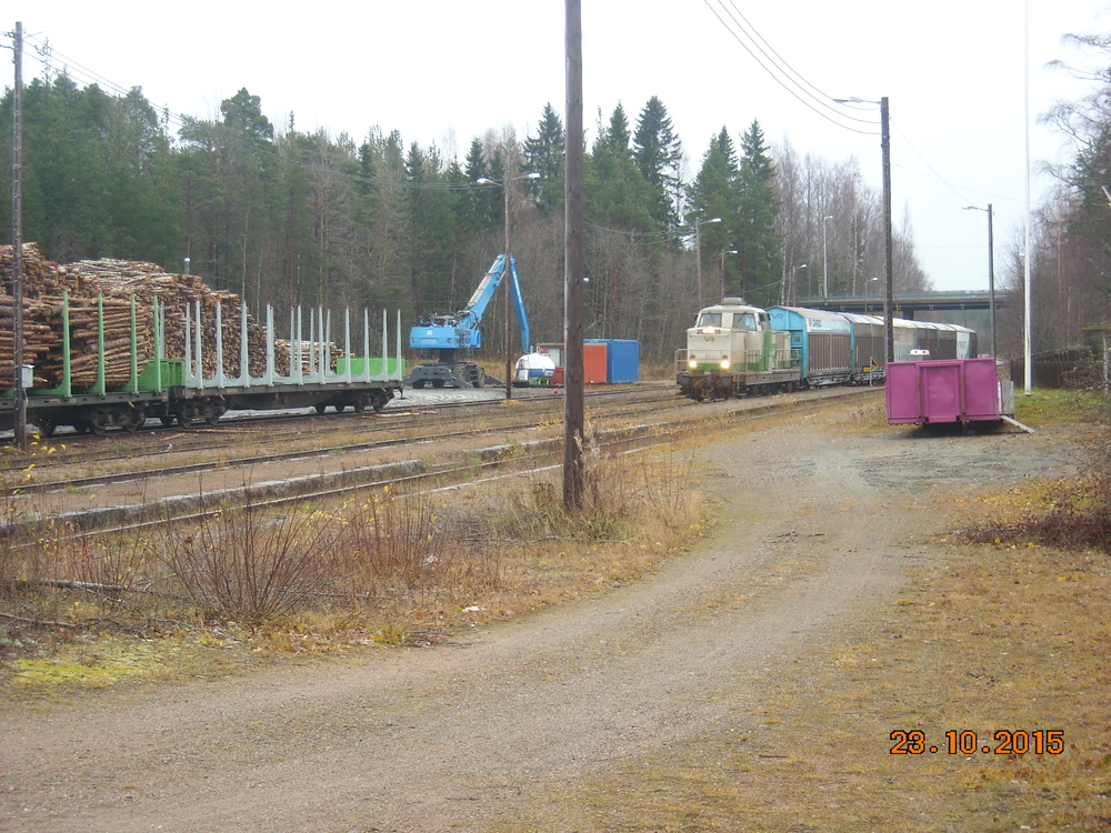 T 4077 Vuokatissa #1
Lyhyehkö "sekatavarajuna" 4077 Joensuusta Ouluun ohittaa Vuokatin aseman Dr16-vedolla. Tuohon aikaan Dr16-veturin näkeminen tavaraliikenteessä oli yhä arkipäivää, etenkin tällä radalla.
Avainsanat: op_VR;jt_Tavarajuna;jt_Runkojuna;jyv_Dr16;jyv_Sp
