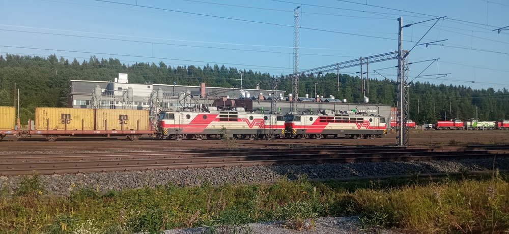 Iltaraumalainen Tampereella 21.7.2022
T 3716 eli Rauman iltatavara on juuri saapunut Perkiön ratapihalle Tampereella.
Avainsanat: op_VR;jt_Tavarajuna;jt_Runkojuna;jyv_Sr1;jyv_Kbp;juna_Raumalainen