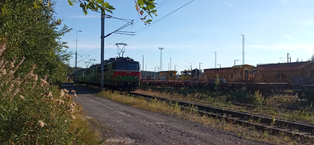 Perkiön laitaa 14.8.2022
Päivä kääntyy iltaan Tampereen Perkiössä, jossa Sr1-veturit ovat vetäytyneet levolle ratapihan reunalle. Paljon radanpidon kalustoa oli nähtävissä.
Avainsanat: op_VR;op_NRC;jyv_Sr1;jyv_Tka7;jyv_BHpy;jyv_Uad