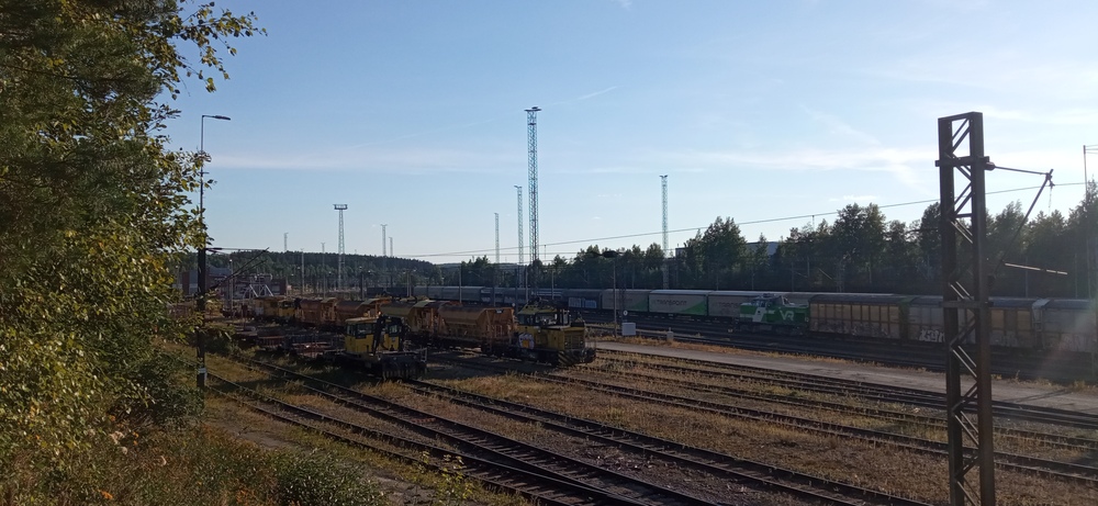 Perkiön ilta 14.8.2022
Päivystäjä häärää laskumäessä sekalaisen kokoelman kalustoa seisoessa ratapihalla.
Avainsanat: op_VR;op_NRC;jt_Vaihtotyö;jyv_Dr14;jyv_Tka7;jyv_Tka8;jyv_BUi-v;jyv_Uad;jyv_Gbln-t;jyv_Hai;jyv_Sim;päivystäjä_Tampere