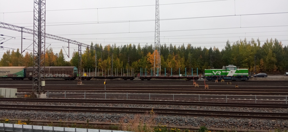 Tampereen mäkikukko 3.10.2022
Dr14 1861 kukkoilee Tampereella ja työntää sekalaista tavaravaunuletkaa mäkeen. 
Avainsanat: op_VR;jt_Vaihtotyö;jyv_Dr14;jyv_Sp;jyv_Sps;jyv_Sim;jyv_Hai;päivystäjä_Tampere