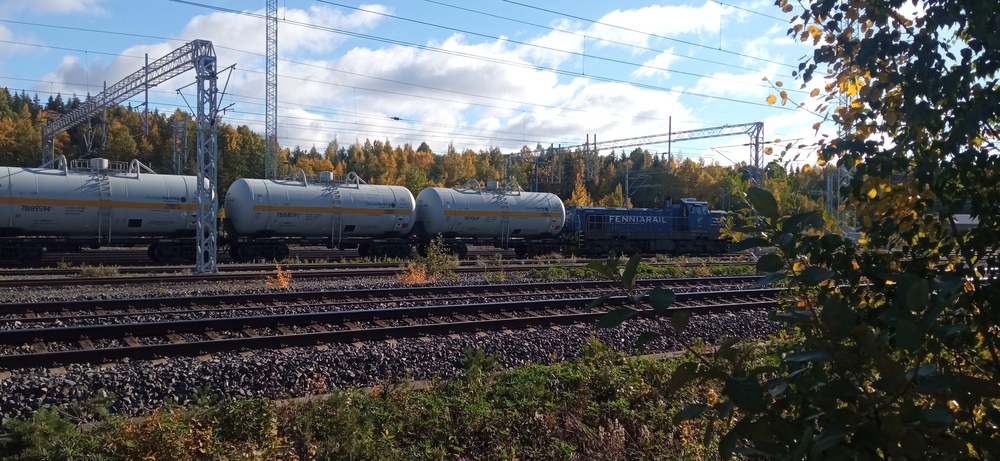 Ammoniakkijuna Perkiössä 4.10.2022
Tavarajuna 7183 Tampereelta Kouvolaan vuoron perään peruttiin ja asetettiin uudelleen kulkuun. Jos vielä vähän olisi peruutettu, niin oltaisiin varmaan jo edetty peruuttamalla Kouvolaan asti!
Lopulta lähtö kuitenkin tapahtui ja Dr18 lähti kiskomaan Harjavallasta peräisin olevia tyhjiä ammoniakkivaunuja takaisin kohti Kouvolaa, Vainikkalan raja-asemaa ja Venäjää.
Fenniarail lopetti idän liikenteensä vielä samana vuonna, jolloin tästä junasta tuli North Railin liikennöimä.
Avainsanat: op_Fenniarail;jt_Tavarajuna;jt_Asiakasjuna;jyv_Dr18;jyv_Vgobo